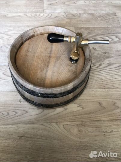 Срез бочки с краном под вино