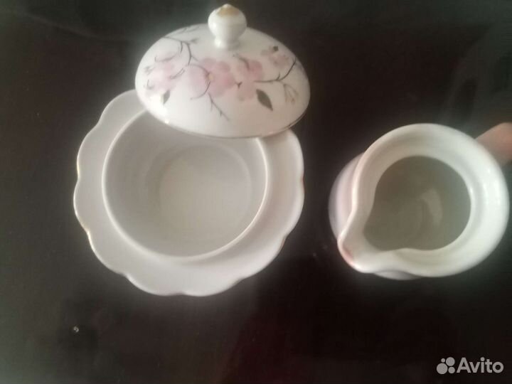 Посуда: сливочник, маслёнка, вареньица,крышки