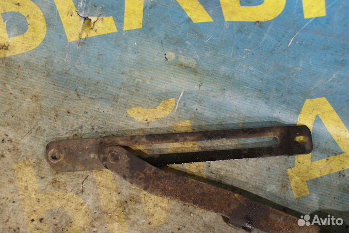 Ограничитель багажника Mitsubishi Pajero 2