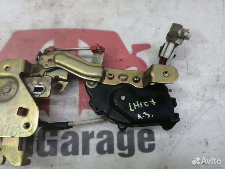 Активатор двери задний левый Toyota Hiace LH107G