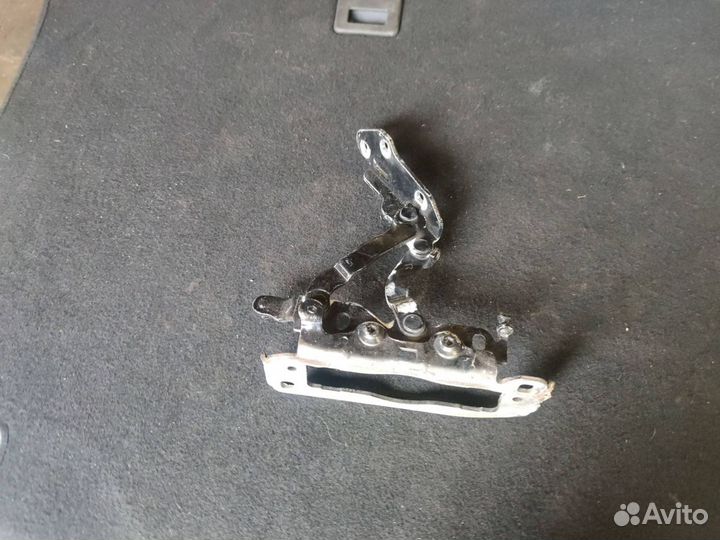 Петля капота правая Mercedes-Benz C-Класс