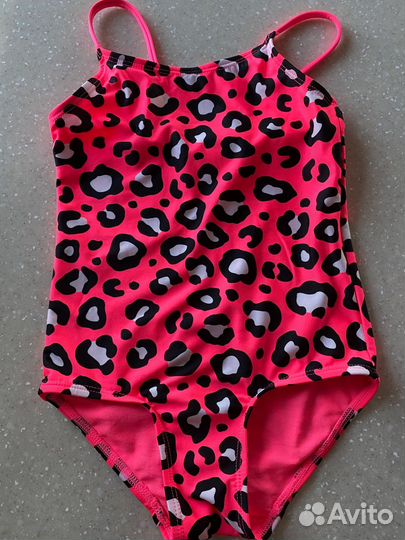 Купальник и круг для плавания