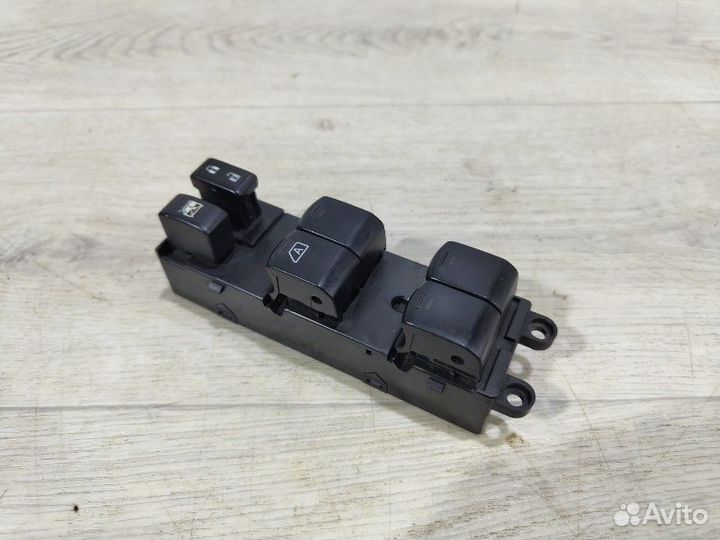 Блок управления стеклоподъемниками Nissan Tiida