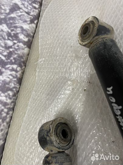 Амортизатор передний Mitsubishi Pajero Паджеро 4