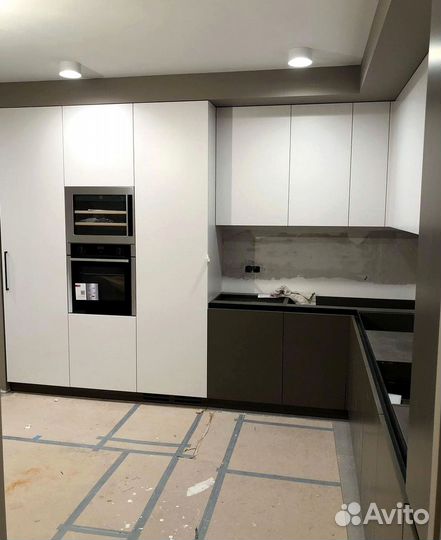 Кухни на заказ с практичными столешницами