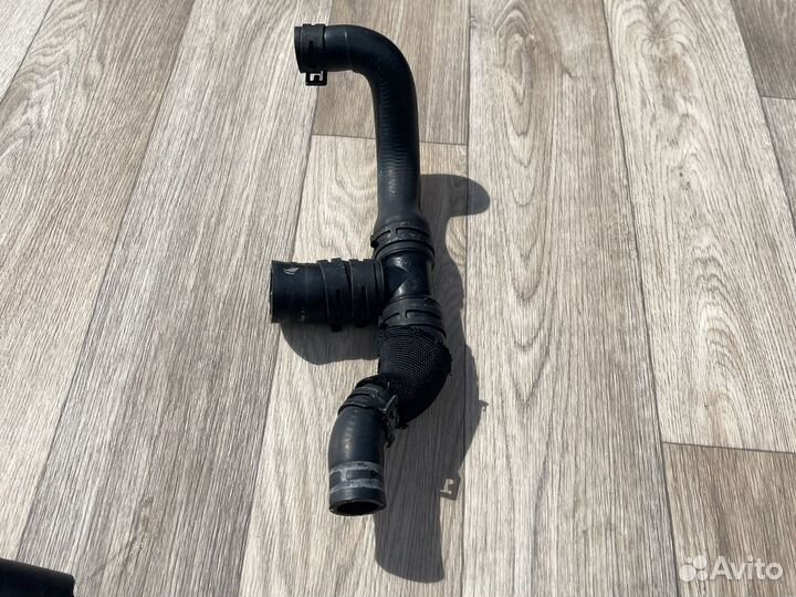 Патрубок системы охлождения на Мерседес