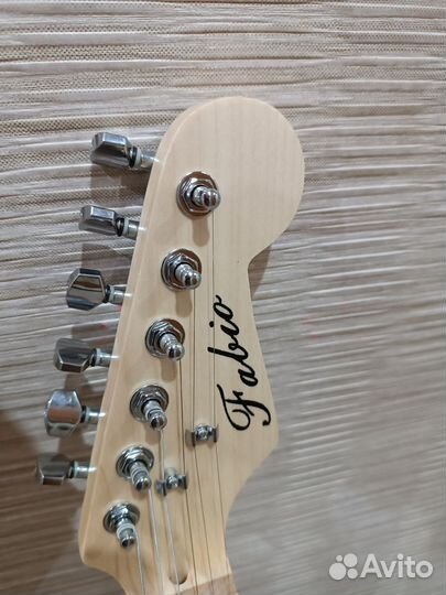 Новая электрогитара с комбоусилителем