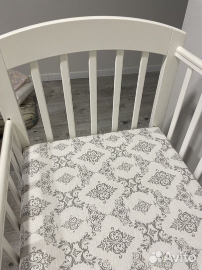 Детская кроватка с маятником