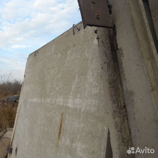 Бетонный забор отличный состояние