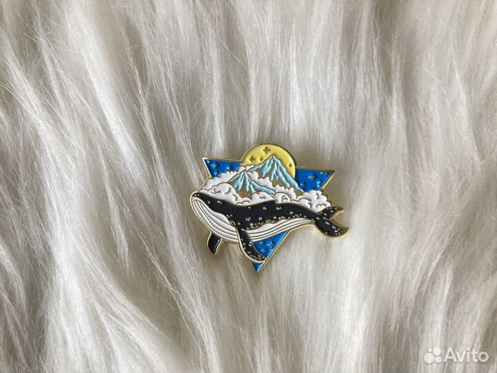 Значок Кит и Горы