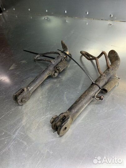 Боковая подножка на скутер