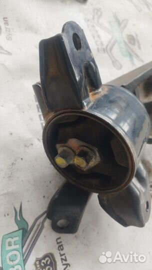 Опора двигателя левая Kia Rio III