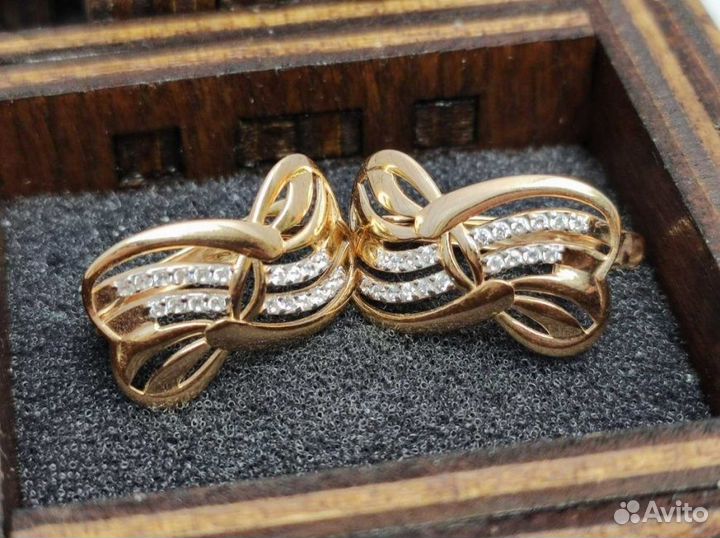 Золотые серьги 585 пробы массой 2.88 грамма