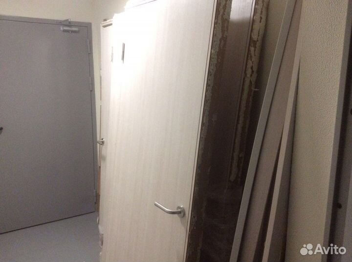 Двери с коробками наличниками замками