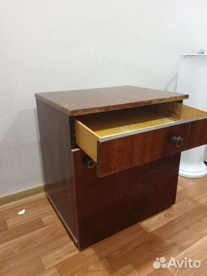 Тумбочка прикроватная