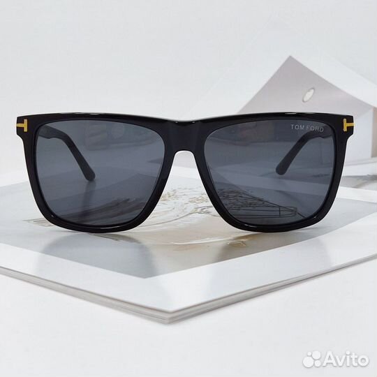 Солнцезащитные очки Tom Ford FT0832 black