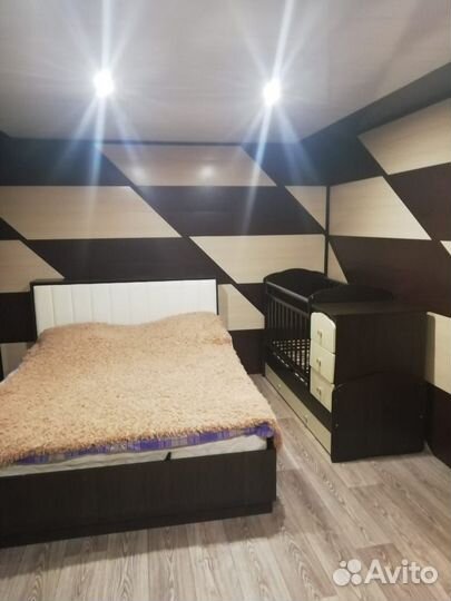 Детская кроватка с маятником и ящиком