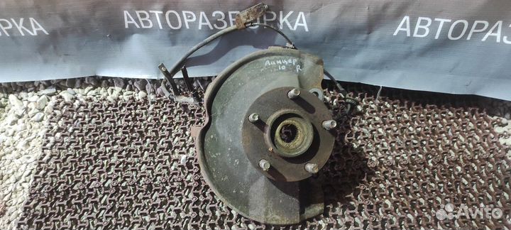 Кулак поворотный правый лансер 10