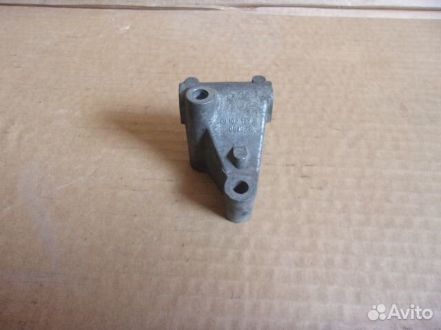 Мерседес 124, М102 кронштейн генератора нижний