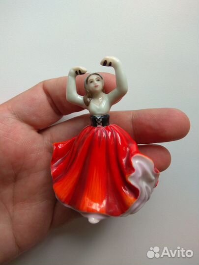Фарфоровая статуэтка