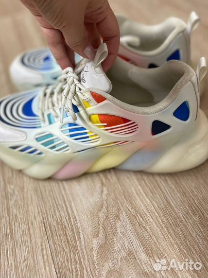 Кроссовки женские