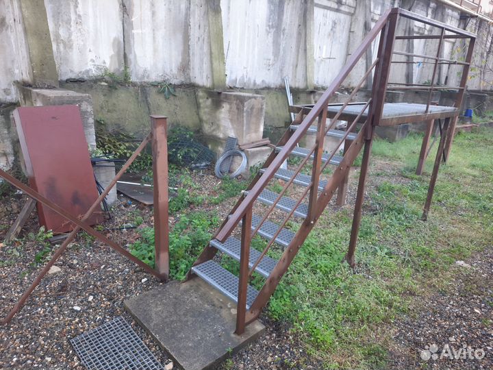 Продаётся лестница с площадкой