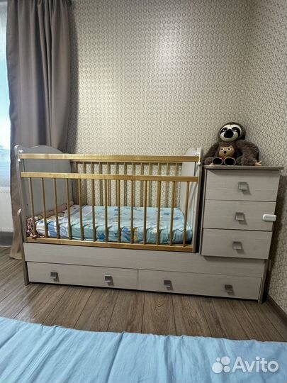 Детская кроватка с маятником