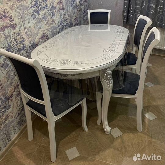 Обеденный стол и стулья