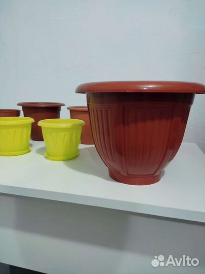 Восемь горшков для цветов, растений