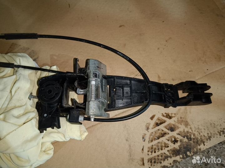 Скелет ручки двери наружной передней левой Ленд Ро