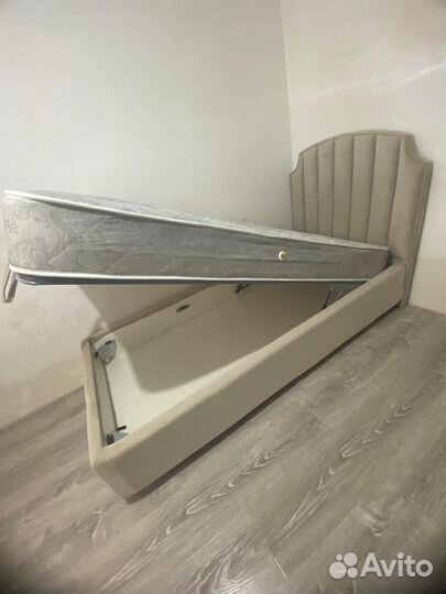 Кровать с матрасом