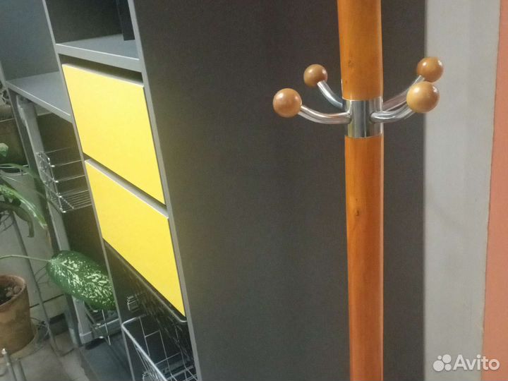 Вешалка для одежды напольная деревянная