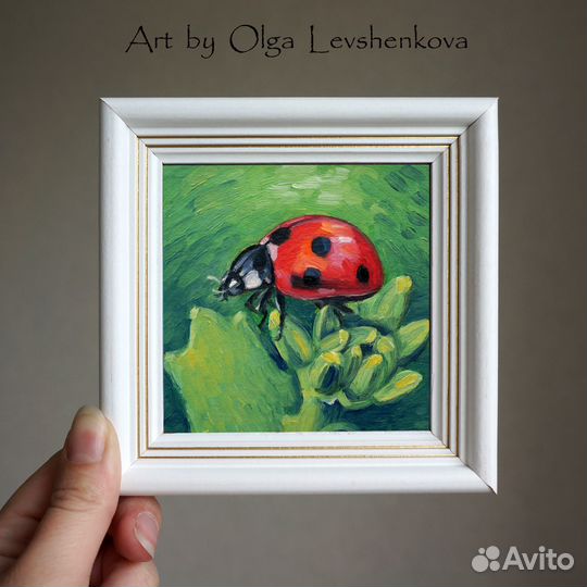 Картина маслом Божья коровка 10х10см. В наличии