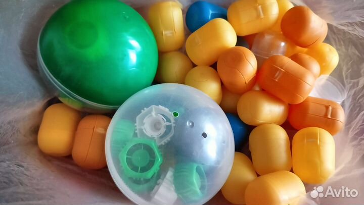 Мелкие игрушки, капсулы от киндера, крышки