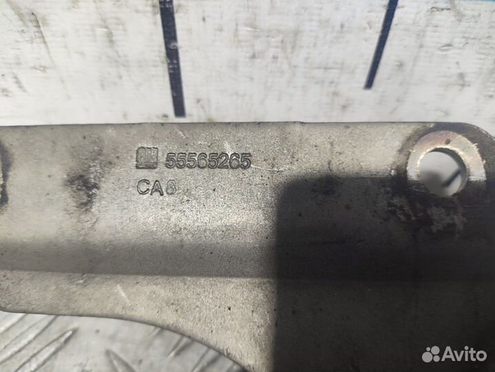 Б/У Кронштейн каталитического нейтрализатор#001