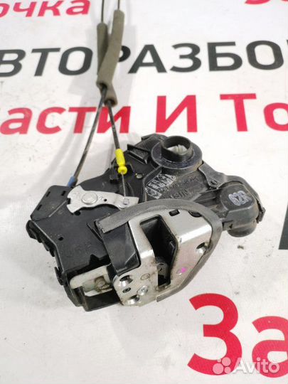 Замок боковой двери передний правый Toyota Corolla