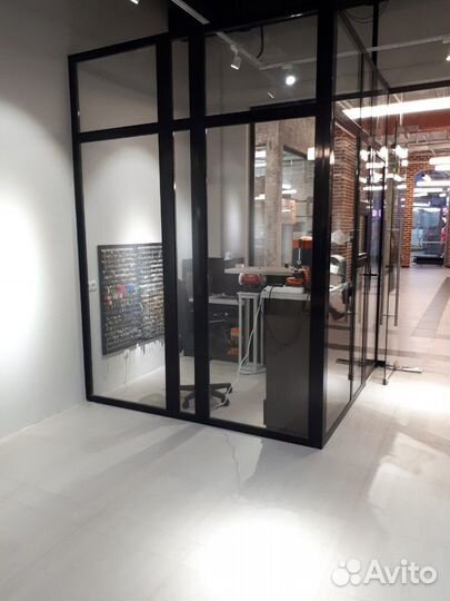 Перегородка из стеклянных панелей