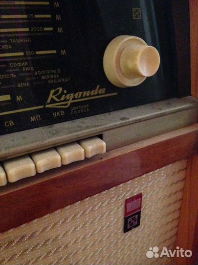 Антикварный проигрыватель виниловых пластинок