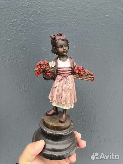 Девочка венка 22 см бронза цветы цветочница