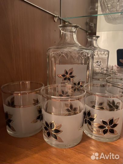 Хрустальные бокалы, гжелевые фигурки