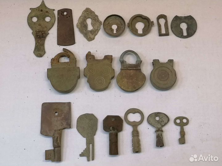 Старинные замки и ключи