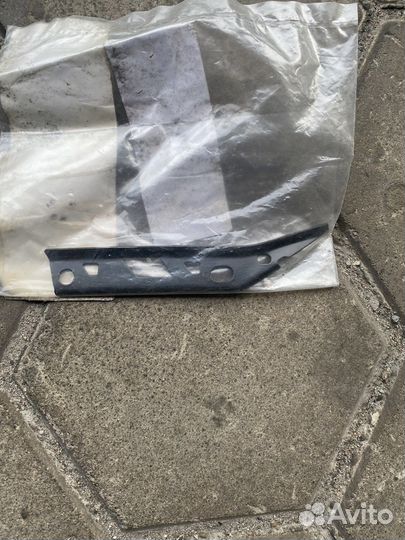 Крепёжная планка переднего бампера правая w204