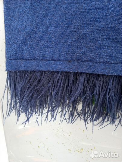 Платье темно синее с перьями М