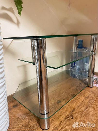 Стеклянный журнальный столик