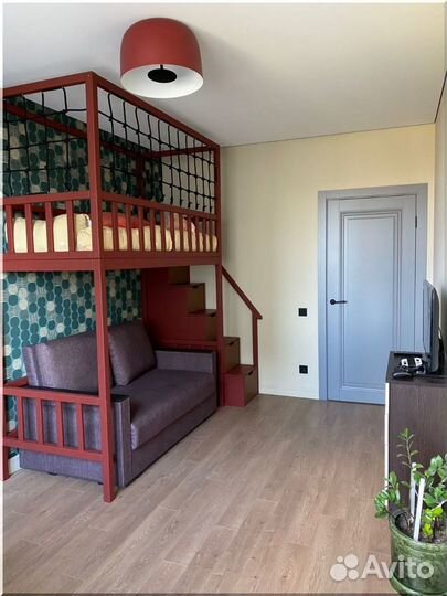 Кровать чердак с лестницей комодом