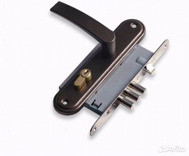 Двухстворчатые металлические двери в тамбур