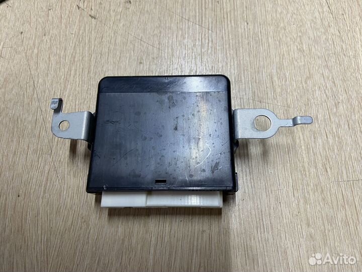 Блок управления крышкой багажника Toyota Rav4 XA50