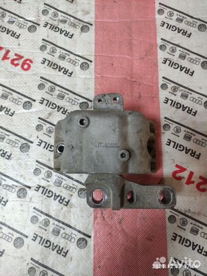 Подушка двигателя правая Skoda Octavia Tour A4