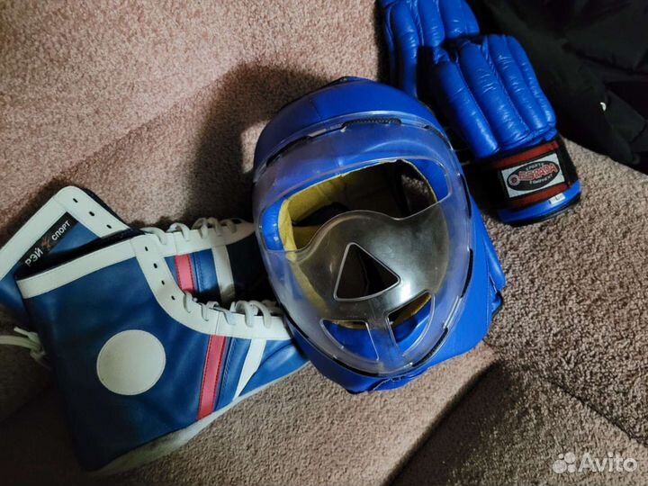 Обувь для единоборств, шлем и перчатки