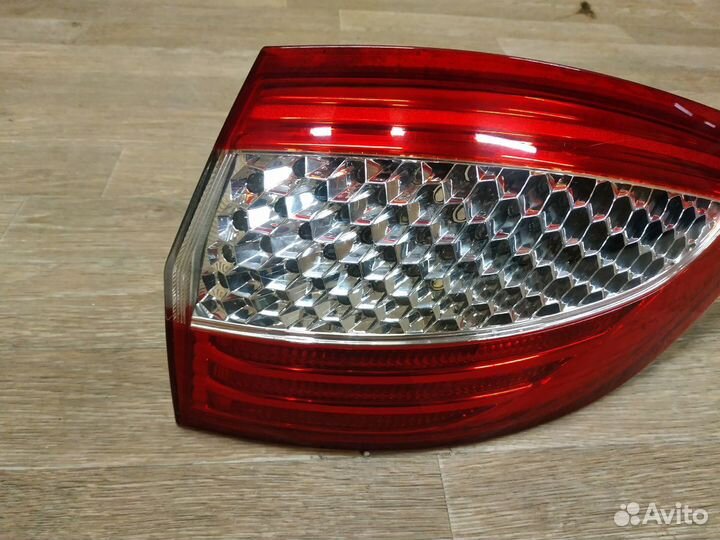 Фонарь задний правый наружный Ford Mondeo 4 SW